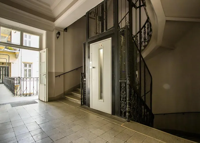 Daire Wilson's Andrassy Avenue Budapeşte